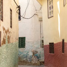 Atmosphärische Gasse in Moulay Idriss | Marokko | Reisefotografie Druck von Kimberley Helmendag