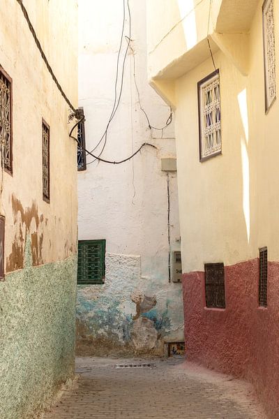 Atmospheric alley in Moulay Idriss | Morocco | travel photography print by Kimberley Helmendag