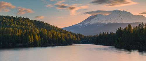 Panorama van Mount Shasta, Californië