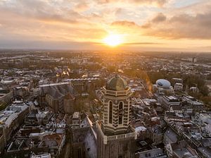 Zwolle Peperbus Kirchturm während eines kalten Wintersonnenaufgangs