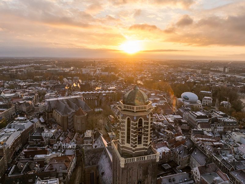 Zwolle Peperbus Kirchturm während eines kalten Wintersonnenaufgangs von Sjoerd van der Wal Fotografie