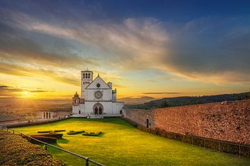 Assisi, San Francesco basiliek bij zonsondergang. Italië van Stefano Orazzini