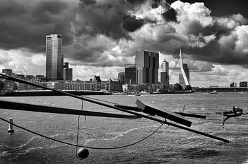 Uitzicht vanaf de Willemsbrug, Erasmusbrug en mooie wolkenlucht van Peter Hofwegen