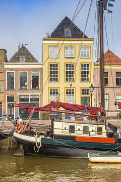Vieilles maisons sur le canal avec des bateaux à Zwolle