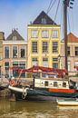 Oude huizen aan de gracht met boten in Zwolle van Marc Venema thumbnail
