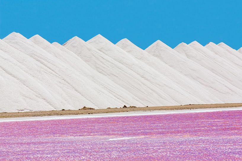 Paysage de montagnes blanches de sel avec lac de sel rose sur Bonaire par Ben Schonewille