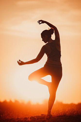 Silhouette d'une yogapose au coucher du soleil