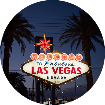 Las Vegas sign tussen palmbomen bij zonsondergang van Monique Tekstra-van Lochem