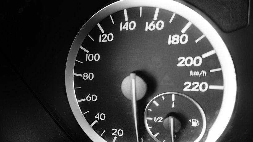 Tachometer in schwarz/weiß von Maximilian Burnos