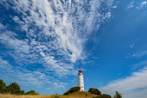 Schapenwolken boven de vuurtoren op het eiland Hiddensee