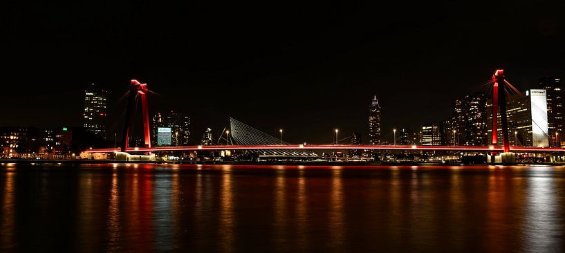 Willemsbrug Rotterdam bij nacht van Esther van Dijk