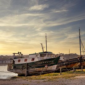 Cimetière de bateaux à Camaret-sur-Mer en Bretagne, France sur Carla Schenk