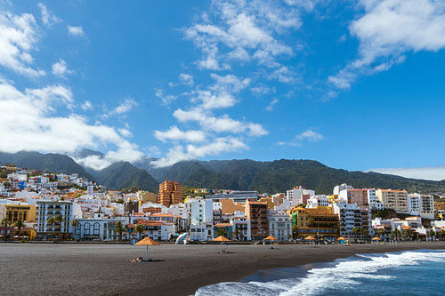 Das farbenfrohe Santa Cruz de La Palma mit schwarzem Vulkansand und blauem Meer