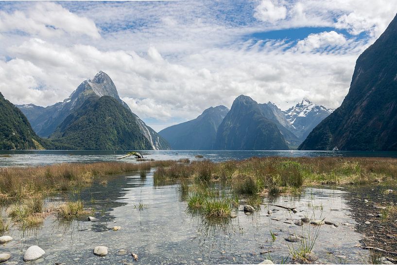 Milford Sound in New Zealand by Linda Schouw