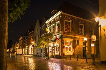 Historisch pand hoek Utrechtsestraat Hofstraat bij avond