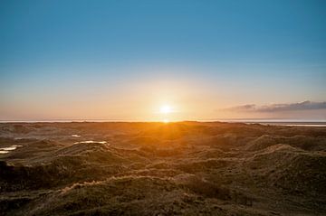 Schiermonnikoog panoramisch uitzicht in de duinen tijdens zonsondergang van Sjoerd van der Wal