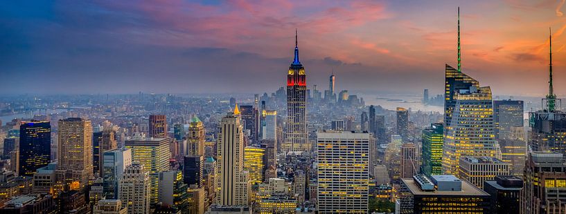 Manhattan (New York City) panorama tijdens een prachtige zonsondergang van Alexander Mol