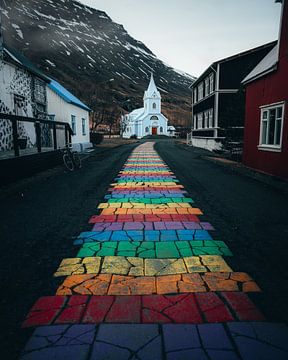 Seyðisfjarðarkirkja - Kerk met regenboog pad van Bas Leroy