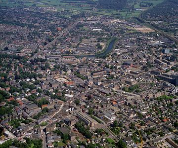 1990: Historische luchtfoto van de stad Apeldoorn van Frans Rombout