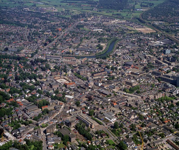 1990: Historische luchtfoto van de stad Apeldoorn van Frans Rombout