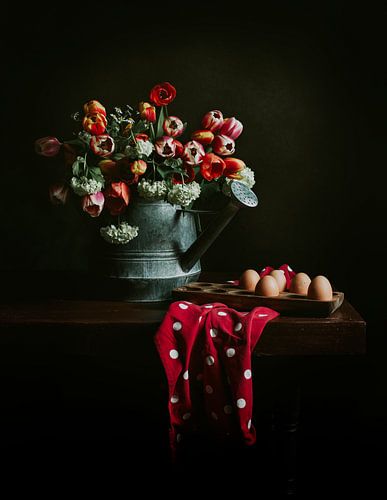 Stilleven van tulpen in gieter en eieren | Oud Hollands tuin tafereel | Fine art fotografie