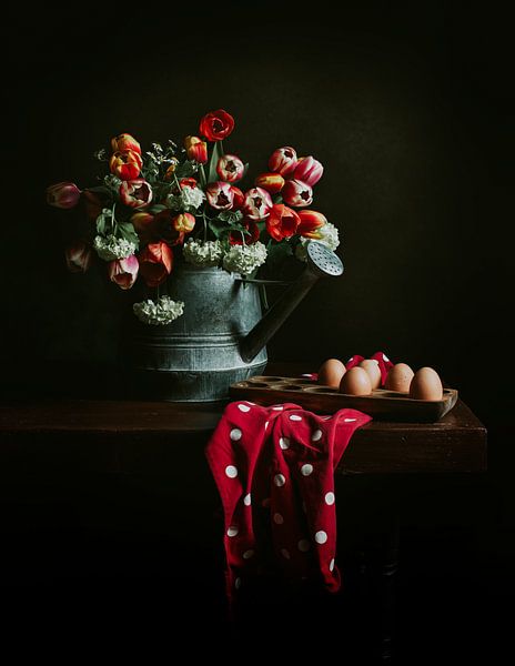 Stilleven van tulpen in gieter en eieren | Oud Hollands tuin tafereel | Fine art fotografie van Willie Kers