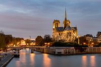 Notre Dame bij het vallen van de avond