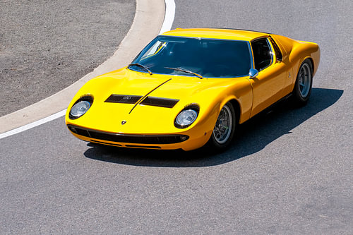 Voiture de sport Lamborghini Miura de couleur jaune vif