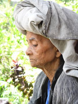 Bejaarde vrouw in Indonesië (2)