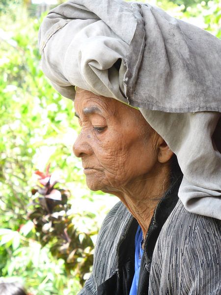Bejaarde vrouw in Indonesië (2) by Anita Tromp