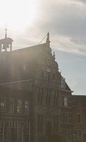 Gemeentehuis van Brouwershaven met een mooie zonsondergang