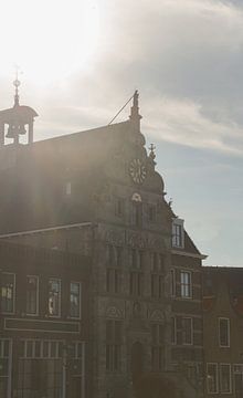 Hôtel de ville de Brouwershaven avec un beau coucher de soleil sur Laurens van langevelde