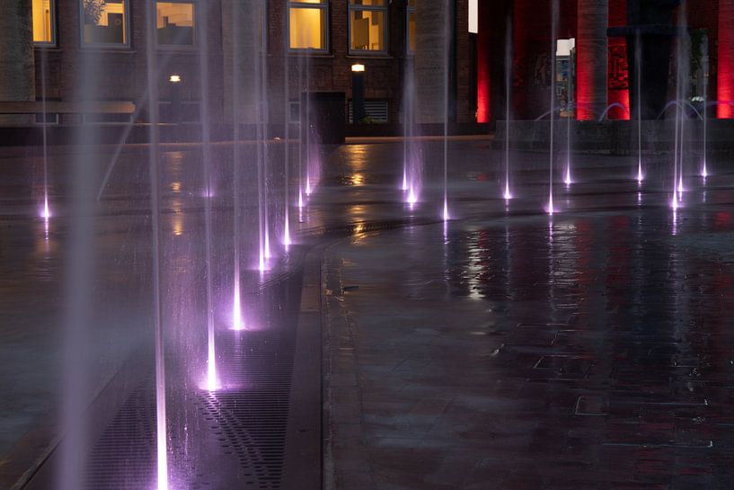 Spectacle nocturne : les fontaines illuminées enchantent le centre-ville de Hengelo par Remco Ditmar