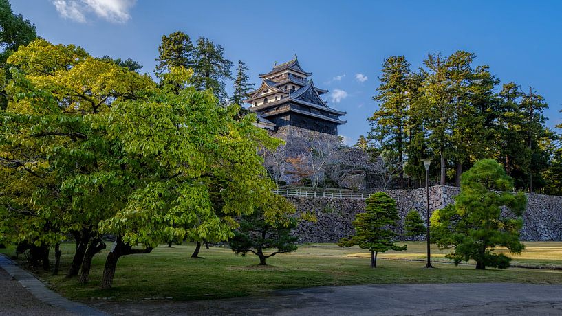 Matsue-jo bei Tageslicht: Rast im Schlosspark von Teun Ruijters