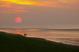 Strandgang mit Sonnenuntergang