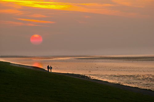 Strandwandeling met zonsondergang