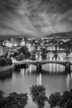 Abendlicher Blick über die Moldaubrücken in Prag - Monochrom