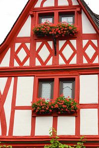 Half-timbered House in Ediger-Eller, Moselle, Germany sur Gisela Scheffbuch