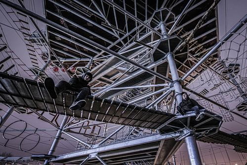 Dubble men climbing tower