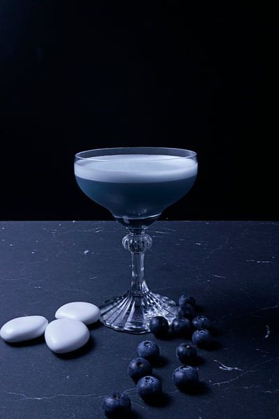 Gin meets blueberry and egg white. Delicious and fruity cocktails served in a glass by Babetts Bildergalerie