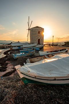 Griechische Windmühle am Hafen auf Korfu zum Sonnenaufgang