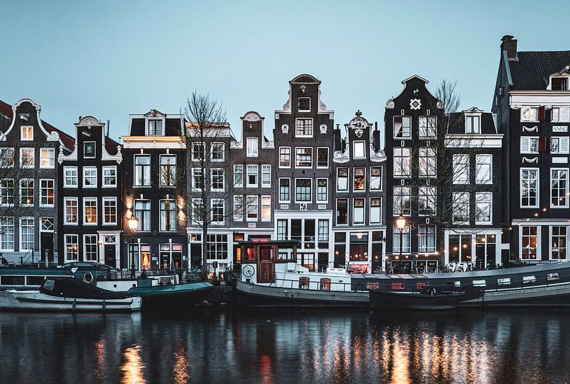 Panden aan de Singel in Amsterdam bij avond van Margreet Riedstra