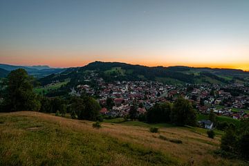 Staufen met uitzicht op Oberstaufen van Leo Schindzielorz