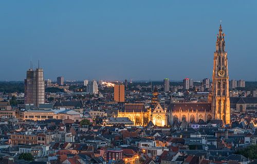 Het stadsgezicht van Antwerpen in de avond