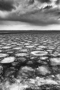 Iceplates on the Markermeer von Freek Rooze