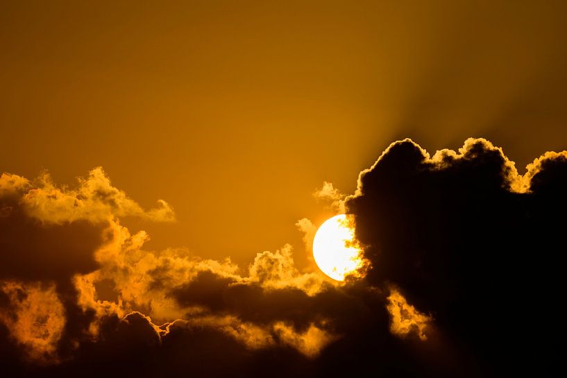 Nuages avec une doublure argentée au coucher du soleil par Sjoerd van der Wal Photographie