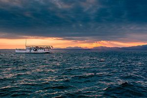 Bateau sur le lac de Garde au coucher du soleil sur Kevin Baarda