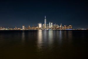 New York City Skyline Black Water sur Marieke Feenstra