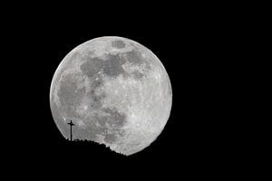 Vollmond mit Gipfelkreuz