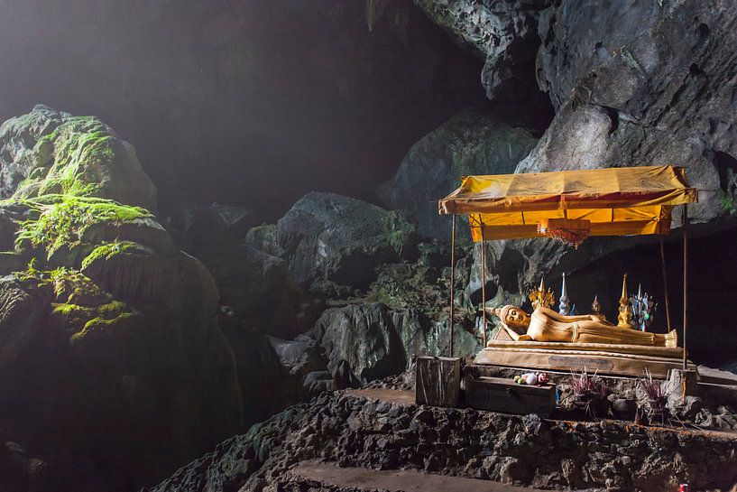 Laos, Liggende Boeddha in grot van Giovanni della Primavera